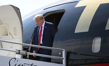 Трамп: Нема да има напредок во мировните преговори додека лично не се сретнам со Путин