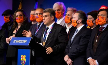 Barcelona clinch La Liga title with victory at 10-man Espanyol