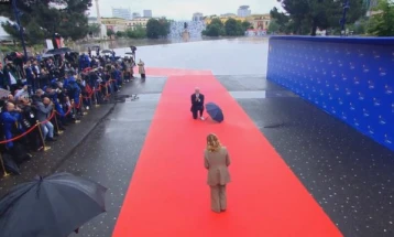 Рама ја дочека на колена италијанската премиерка Џорџа Мелони