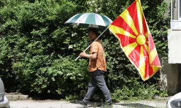 Променливо облачно, во западните делови повремен локален дожд