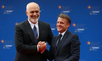 Макрон е сигурен дека Трамп ќе одговори на цинизмот на Путин