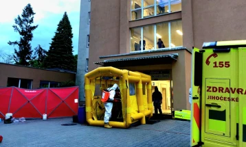 Американец за кого постои сомневање дека е заразен со ебола имал контакт со најмалку 26 Чеси