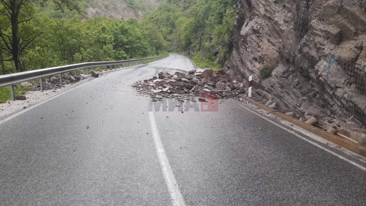 Се препорачува многу внимателно возење во Дебарско поради одрони на патиштата