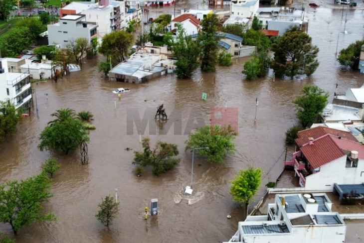 Илјадници жители евакуирани во северна Аргентина поради големи поплави
