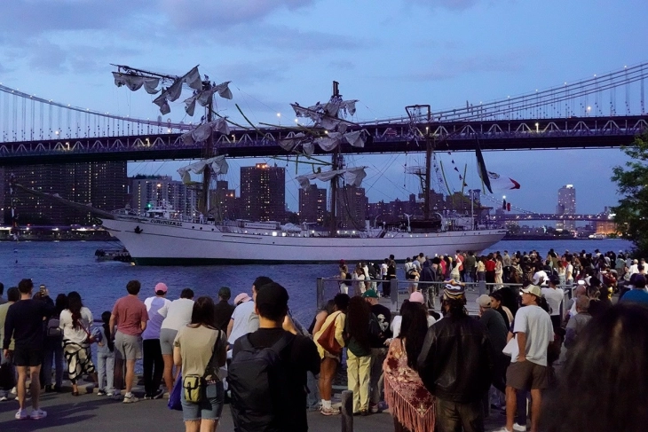 Брод на мексиканската морнарица удри во Бруклинскиот мост, двајца мртви и 22 повредени