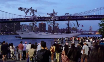 Një anije e marinës meksikane u ndesh në Urën e Bruklinit, dy të vdekur dhe 22 të lënduar