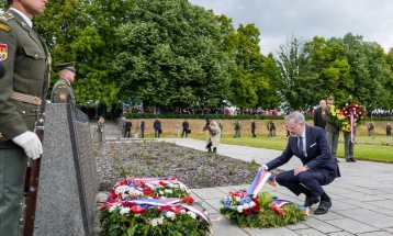 Фијала од логорот Терезин: Денешната пропаганда треба да се споредува со нацистичката