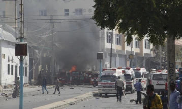Një vetëvrasës me bombë në Mogadishu ka vrarë të paktën 13 persona gjatë rekrutimit