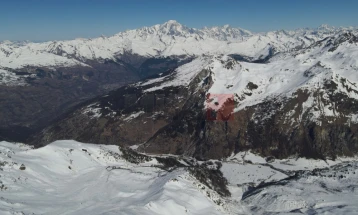 Во швајцарските Алпи евакуирани повеќе од 100 луѓе поради опасност од одрони