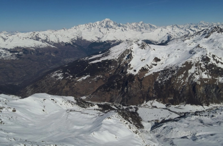 Në Alpet zvicerane janë evakuuar më shumë se 100 njerëz për shkak të rrezikut nga rrëshqitjet e dheut