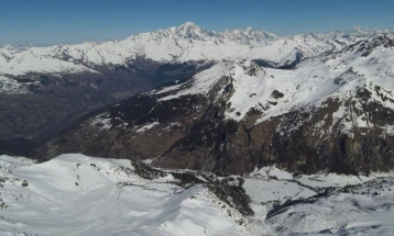 Në Alpet zvicerane janë evakuuar më shumë se 100 njerëz për shkak të rrezikut nga rrëshqitjet e dheut