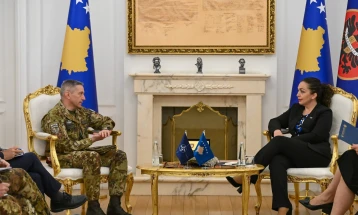 Presidentja e Kosovës, Vjosa Osmani priti në takim komandantin e KFOR-it, gjeneralmajorin Enriko Barduani