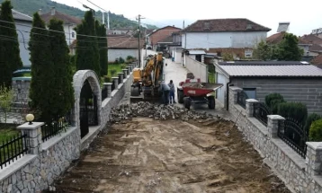 Урбано обновување во Дебар, улиците „Сабри Карамети“ и „Петрит Бомова“ добиваат нов лик