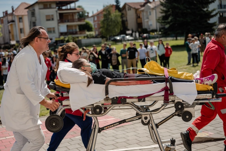 Со симулациска вежба - пожар во основно училиште, струшките пожарникари го одбележаа 20 мај