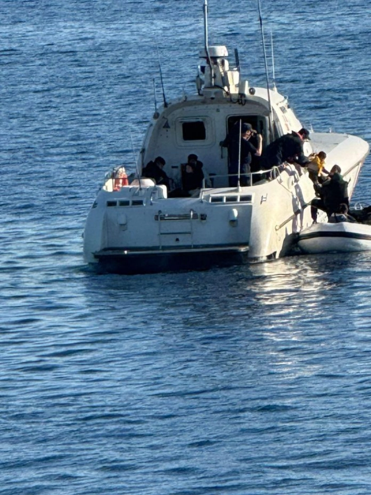 Албанскиот брод „Бутринти“ во Егејско Море спасил 13 мигранти, меѓу нив две деца