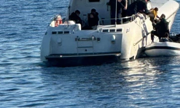 Албанскиот брод „Бутринти“ во Егејско Море спасил 13 мигранти, меѓу нив две деца