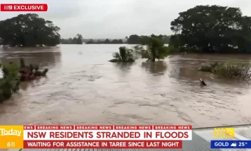 Луѓе заробени на покриви откако поплави го погодија источниот брег на Австралија