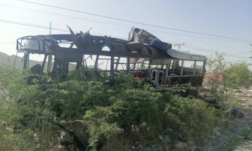 Të paktën pesë të vdekur pasi një bombë qëlloi një autobus shkollor në jugperëndim të Pakistanit