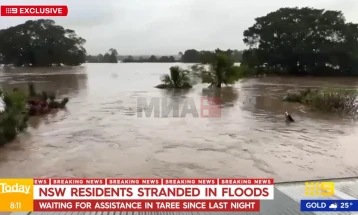 Njerëz të bllokuar mbi çati pasi përmbytjet goditën bregun lindor të Australisë