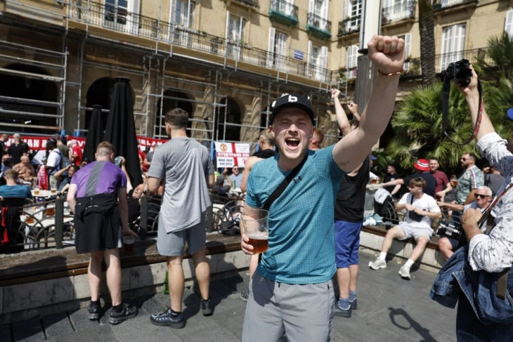 Навивачи на Манчестер јунајтед и на Тотенхем се тепаа пред финалето на ЛЕ во Билбао