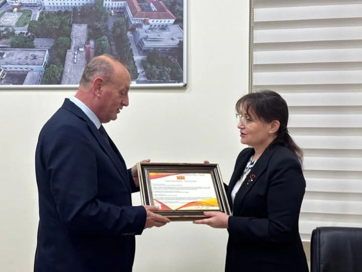 В.Д. амбасадорот Спахиу, во име на македонските граѓани и врачи благодарница на Универзитетската болница за трауматологија во Тирана