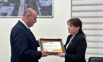 В.Д. амбасадорот Спахиу, во име на македонските граѓани и врачи благодарница на Универзитетската болница за трауматологија во Тирана