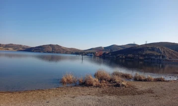 Велешките спортски риболовци се против порибување на загадените води на езерото „Младост“