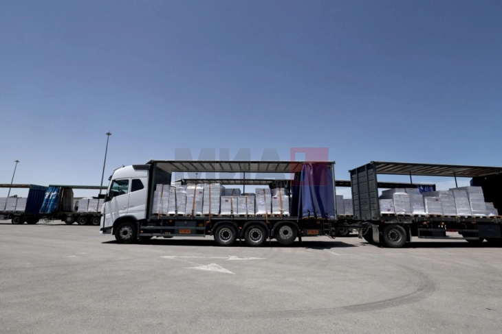 Околу 90 камиони со помош влегле во Газа