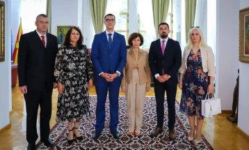 Сиљановска-Давкова прими претставници на влашката заедница