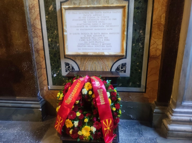 Siljanovska Davkova lays flowers at Macedonian-language memorial plaque in Rome