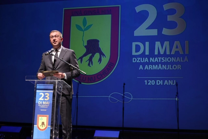 Mickoski: Qeveria do të vazhdojë ta mbështesë gjuhën vllahe, manifestimet kulturore dhe letërsinë