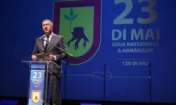 Mickoski: Qeveria do të vazhdojë ta mbështesë gjuhën vllahe, manifestimet kulturore dhe letërsinë