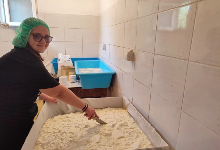 Четиринаесетгодишната Антонија по семеен рецепт прави вкусно сирење