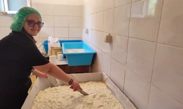 Четиринаесетгодишната Антонија по семеен рецепт прави вкусно сирење