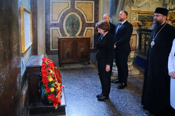 Siljanovska-Davkova lays wreath at Macedonian-language memorial plaque in Rome’s Basilica of Santa Maria Maggiore