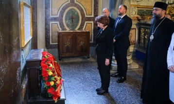 Siljanovska-Davkova lays wreath at Macedonian-language memorial plaque in Rome’s Basilica of Santa Maria Maggiore