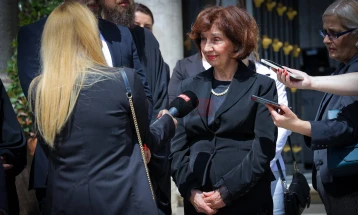 Siljanovska – Davkova nga Roma: Është e fuqishme dhe frymëzuese të lexoni në gjuhën maqedonase që nderon babain shpirtëror mbarëslloven