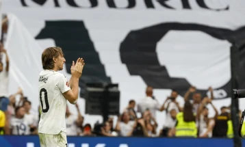 Фудбалерите на Реал Мадрид и Реал Сосиедад направија шпалир за Модриќ