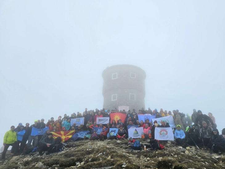 На Титов Врв се искачија 350 планинари, дел од одбележувањето 100 години постоење ПК Љуботен