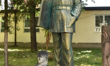 Во средното уметничко училиште откриена статуа на акад.проф. Јордан Грабул