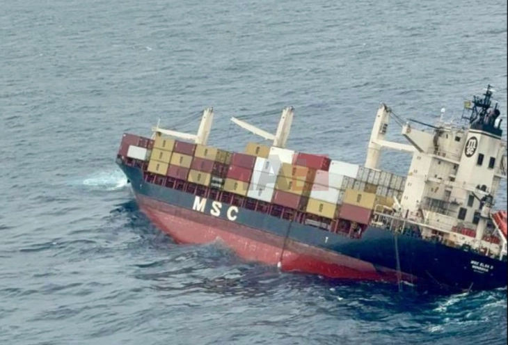 Тревога во индиската држава Керала откако брод со опасен товар потона во близина на брегот