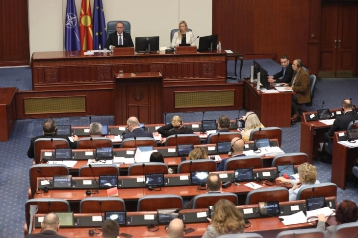 Продолженија на три собраниски седници