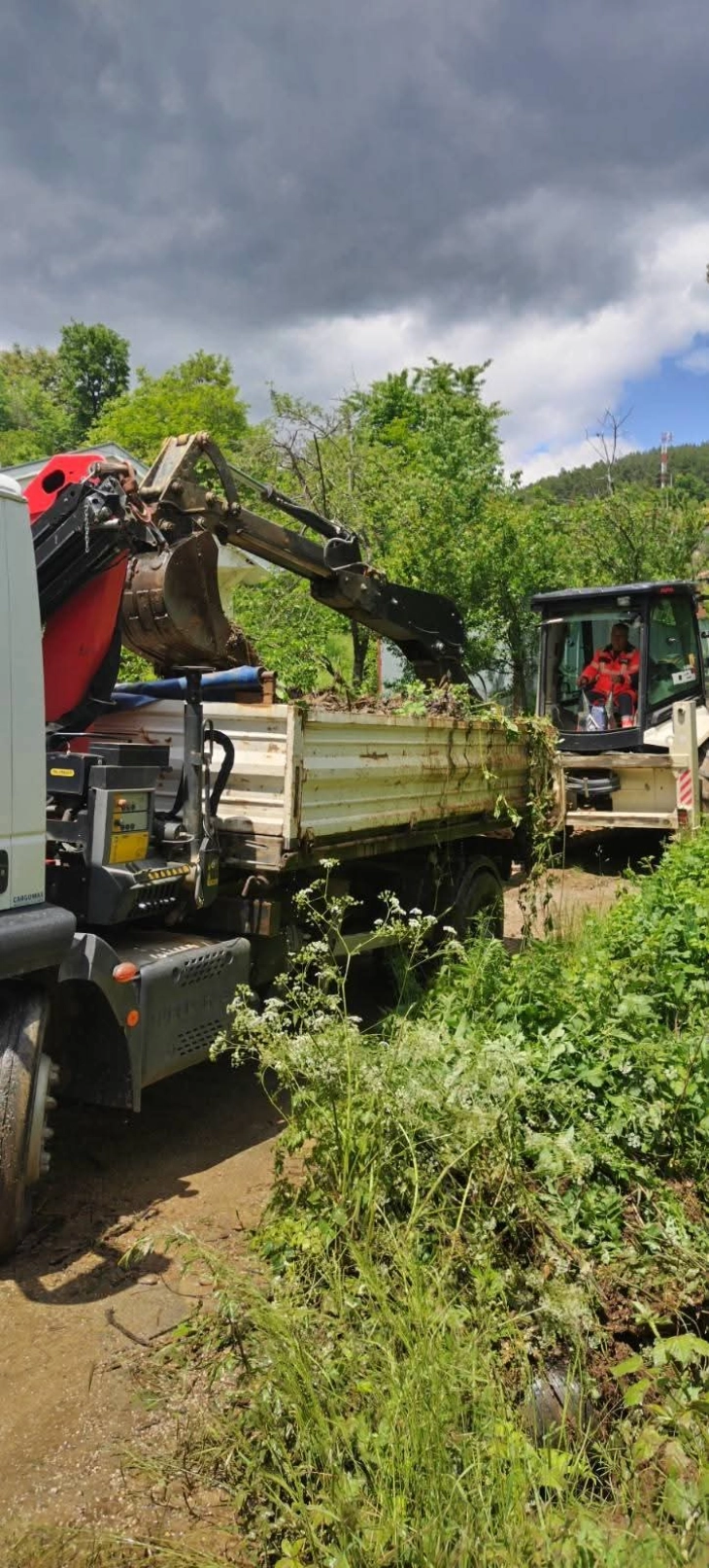Јавното претпријатие Комуналец Крива Паланка расчистува долови и врши замена на решетки за атмосферски води