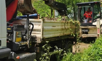 Јавното претпријатие Комуналец Крива Паланка расчистува долови и врши замена на решетки за атмосферски води