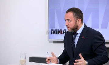 Министерот Тошковски ги повика институциите да ги проверат документите за тендерот за униформи