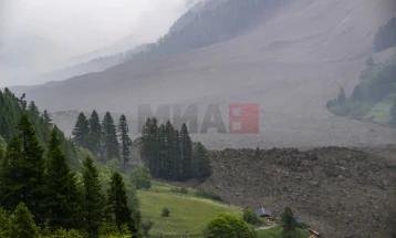 На швајцарските Алпи се отцепи дел од глечер и затрупа село