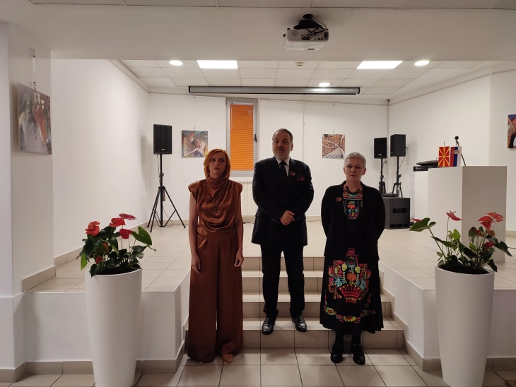 Во македонскиот КИЦ во Белград оворена изложба „Насликани зборови“ на уметниците Касиопеја Наумоска и Катерина Деспот