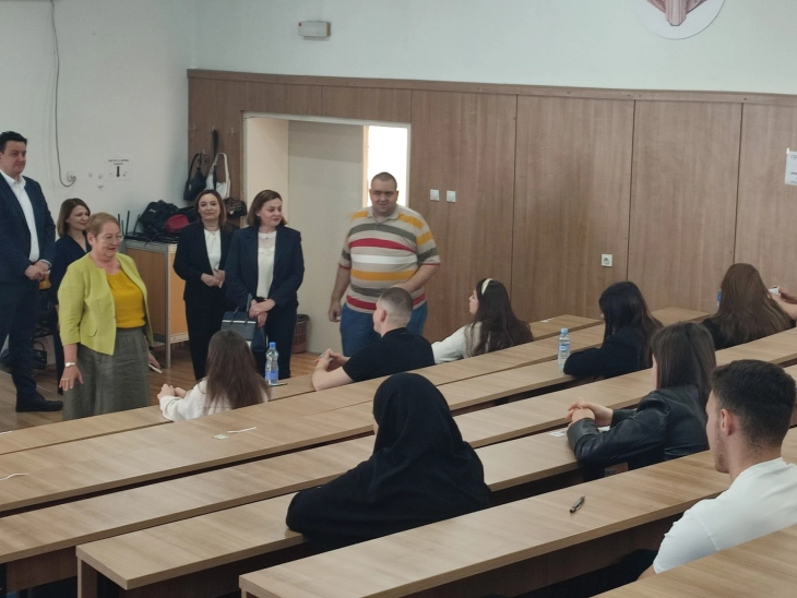 Јаневска: Очекувам  државната матура да помине во ред и мир, на учениците им пожелувам среќа и успех