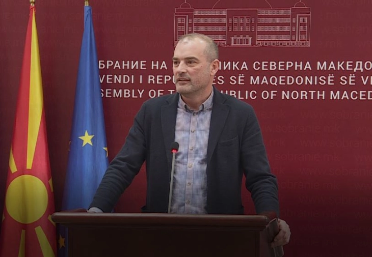 Deputeti Snopçe pyet ministrat shqiptarë: Prej kujt po fshiheni?