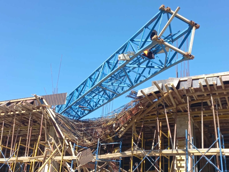 Падна кран на градилиште во Битола, нема повредени